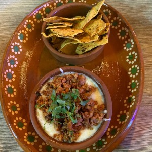 Queso fundido con chorizo