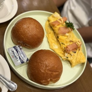 Desayuno frances con pan brioche