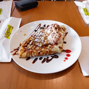 Crepe con helado y nueces