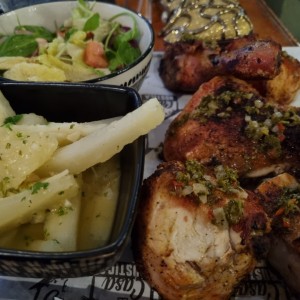 1/2 pollo asado con yuca al moho y ensalada