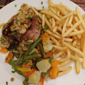 filete mignon con vegetales hervidos y papas a la francesa