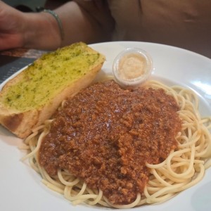Espaguettis con Pollo, Lomo, Boloñesa, Albóndigas, Alfredo con Jamón o Carbonara
