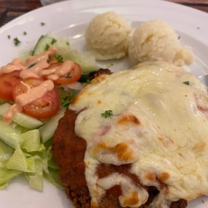 Pollo Parmesano con Pure y ensalada