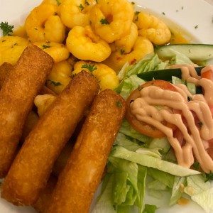 Camarones al ajillo con yuquitas