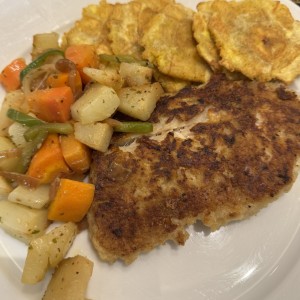 Filete de corvina a la plancha con vegetales y patacones