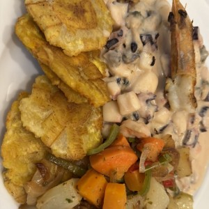 Filete de Corvina a la Vasca con vegetales y patacones