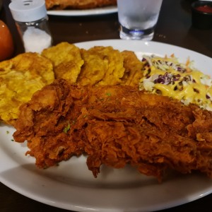 filete de pescado con patacones