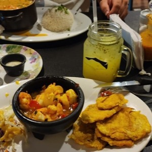 Camarones al ajillo con patacon