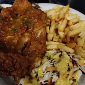 Corvina al ajillo con papas fritas