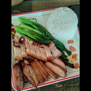 Combo de arroz con lechona y puerco asado