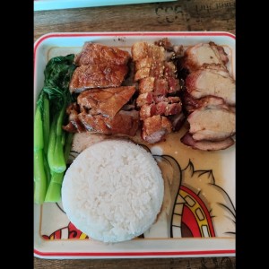Como 3 carnes, pato, lechona y puerco asado 