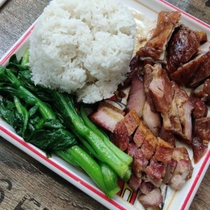 Tres carnes con arroz y hoja mostaza 