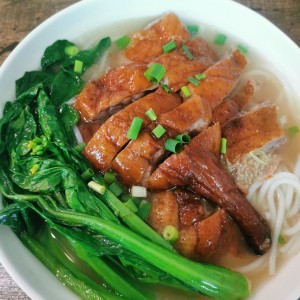Sopa de pato asado con fideos de arroz