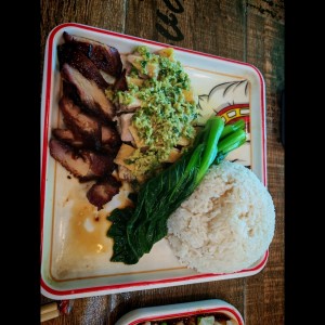 Comida completa, gallina en salsa de jengibre y puerco asado. 