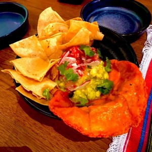 Guacamole con chicharron ee queso
