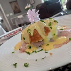 Real Croissant de Mantequilla, Huevos & Salsa Holandesa del Chef