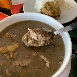 Sopa de carne con lentejas