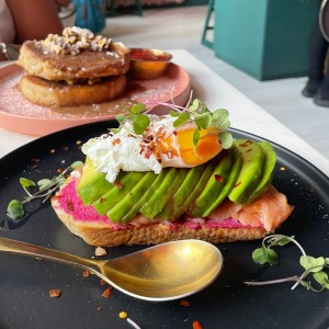 Avotoast con salmon y pancakes