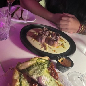 Raviolis y pizza de salsa pesto