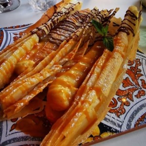 Un tipo de mil hojas con una crema pastelera y nutela