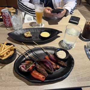 KEBAB AL CARBÓN (CARNE DE RES)