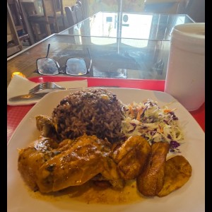 arroz con frijoles y pollo guisado 