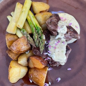 Bistec de carne con papas rusticas