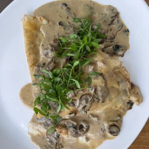 Crepes con pollo y hongos