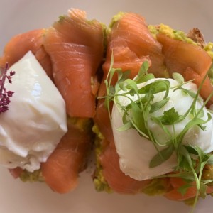 Tostadas con aguacate, salmon y huevos