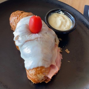 Croissant de jamon y queso con bechamel