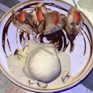 Postre bananos con helado de pistacho 