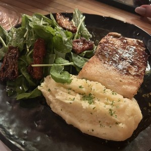 Mero con pure de papa y ensalada con rucula y tomates ahumados