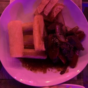 Lomito de cerdo con yuka frita