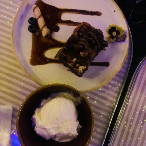 Brownie y helado de vainilla