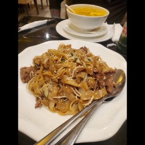 Pasta de Arroz Salteado con Carne Res