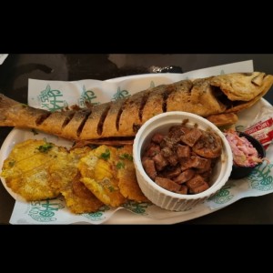 Pescado Frito a lo macho(aparte) lo puedes pedir sobre el pescado y puedo decir que el pescado solo es un exito y sumando la salsa de mariscos es una locura
