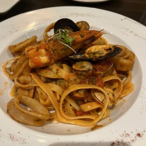 Fetuccini Di Mare en salsa roja