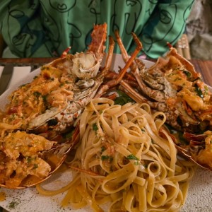 Pasta con langosta en salsa rosada