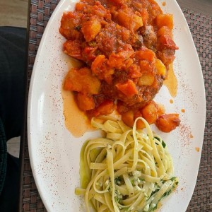 OSSOBUCO ALLA GENOVESE (Pantorrilla de Res, Salsa Pomodoro con Vino Blanco y Ajo, Zanahoria, Apio, Cebolla y Perejil) con Fettuccini al Aglio y Olio SALADO