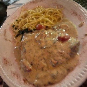 Filete carne con pasta al Oleo
