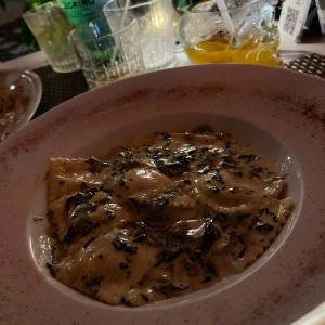 Raviolis se ricota y espinaca con salsa cremosa de Hongos