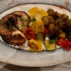 Pulpo al grill con vegetales salteados y papas