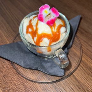Helado con caramelo y galleta