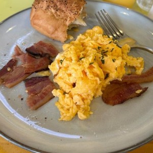 desayuno huevo y tocino