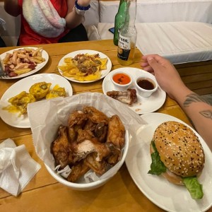 Alitas y cheese burger