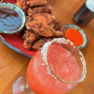 Alitas + trago