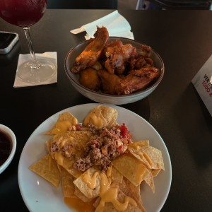 Alitas y nachos