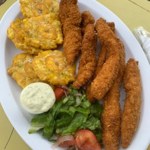Deditos de pollo con patacones 