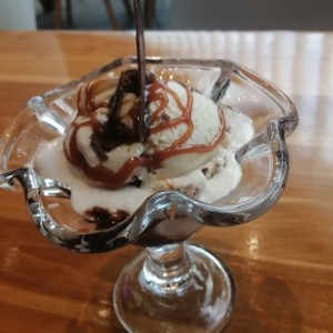 Copa de helado de brownie