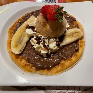 Wafle de nutella y banano con helado de arequipe